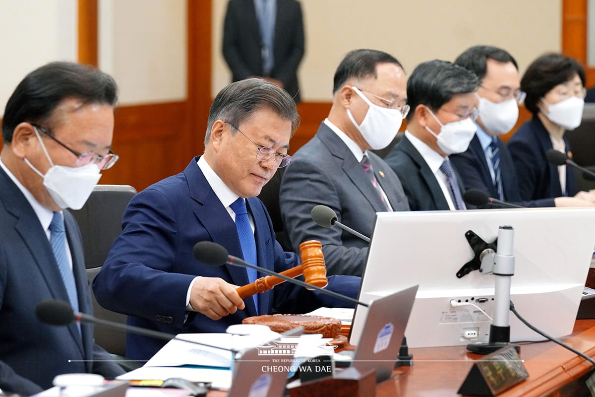 Moon signed prosecutor bill, but it won’t save him from President’s curse